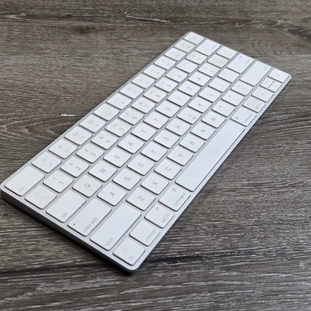 Apple Magic Keyboard Wireless Bluetooth Silver White A1644 MLA22LL/A Needs Batt